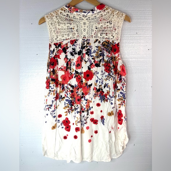 Market & Spruce 2X Sleeveless Lace Inset Floral Tunic Top in Red and White - Picture 2 of 10